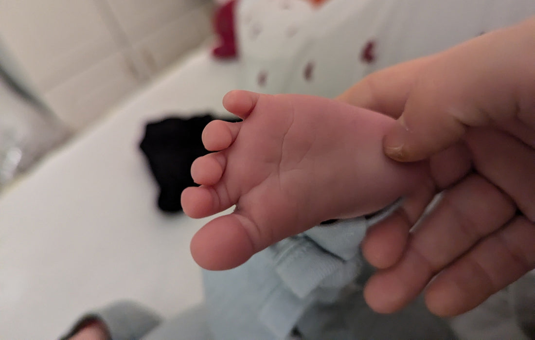 Zdravo bebino stopalo od malih nogu. Dekaca barefoot